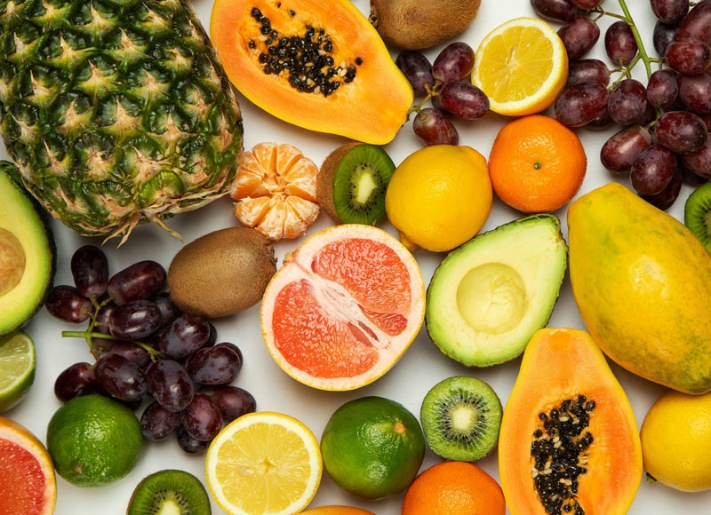 Theo các bác sĩ da liễu, trái cây là nguồn dồi dào chất chống oxy hóa, ngăn ngừa tổn thương và chống lão hóa. 15 loại trái cây dưới đây giúp bạn trẻ lâu, có làn da đẹp nếu dùng thường xuyên, đúng cách:
