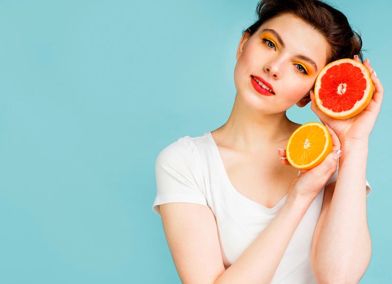 Chứa nhiều vitamin C và chất chống oxy hóa, cam giúp chống lại các gốc tự do trong cơ thể, giảm tổn thương DNA, tăng cường sản xuất collagen, giúp làn da săn chắc, chậm lão hóa. 
