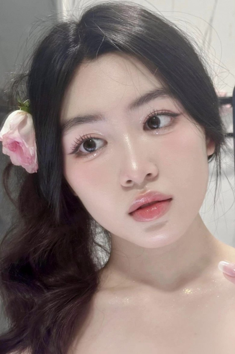 Con gái lớn Quyền Linh với tấm hình selfie trước gương gây bão khắp các diễn đàn những giờ gần đây.