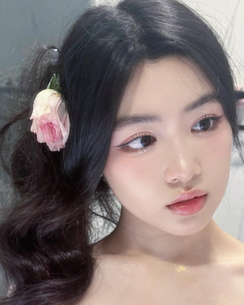 Lọ Lem make-up và làm tóc rất chỉn chu. Nhóc tì theo đuổi phong cách mơ mộng, nữ tính đúng chuẩn gen Z.