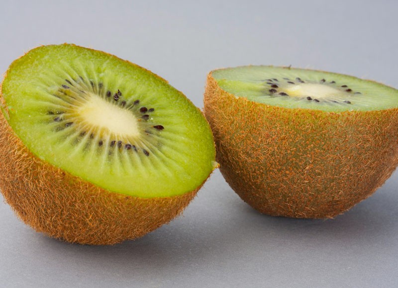 Kiwi có hàm lượng vitamin C dồi dào cùng nhiều khoáng chất giúp sản sinh lượng collagen cần thiết cho da, làm tăng độ đàn hồi và vẻ tươi sáng của làn da.
