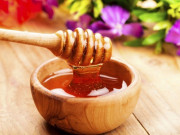 Sức khỏe - Mật ong pha nước nóng hay nước lạnh thì tốt hơn? Bác sĩ lý giải tin đồn pha mật ong với nước nóng tạo chất độc