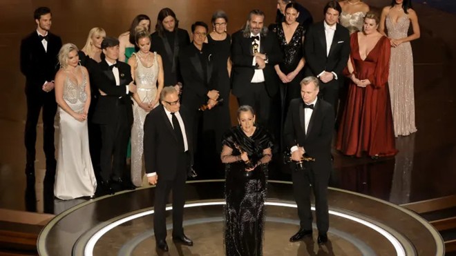 Nhà sản xuất Emma Thomas - bà xã Christopher Nolan - thay mặt đoàn phim phát biểu ăn mừng chiến thắng vang dội của Oppenheimer.