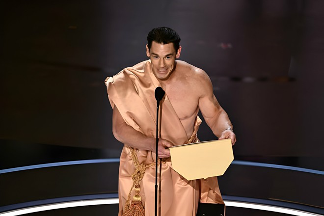 Oscar 2024 gây sốc khi để diễn viên trần như nhộng, cầm phong thư trao giải che chắn cơ thể - 3