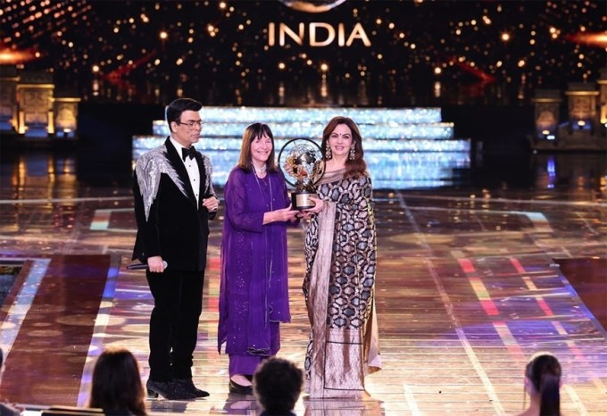 Tại Trung tâm Hội nghị Thế giới Jio, thành phố Mumbai (Ấn Độ), bà Nita Ambani được trao Giải thưởng Nhân đạo của Tổ chức Hoa hậu Thế giới.