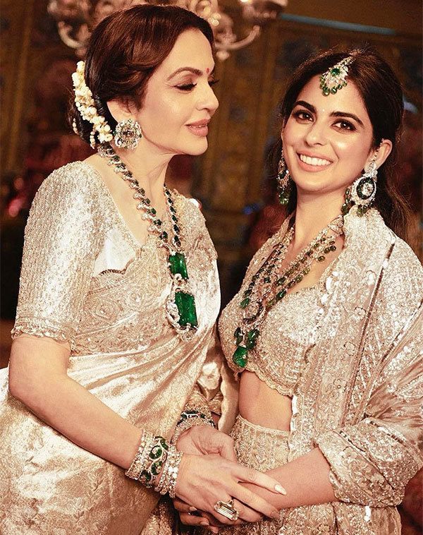 Vị phu nhân tỷ phú đeo chiếc vòng gắn kim cương và ngọc lục bảo ước tính có giá khoảng 60 triệu USD, theo tờ GQ và Harpers Bazaar của Ấn Độ thông tin.