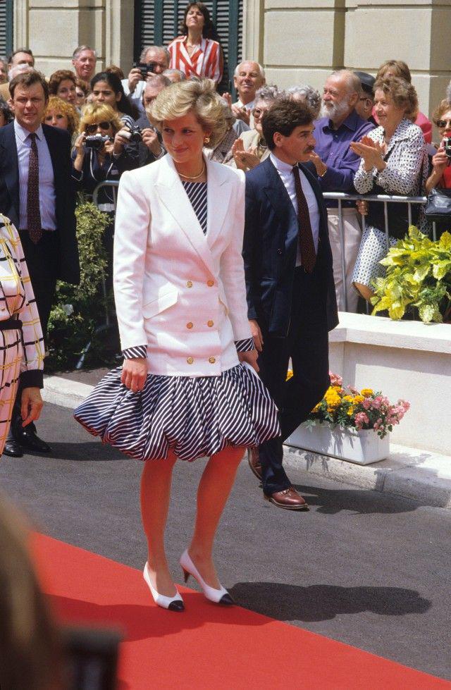 Mẫu váy từng được Công nương Diana "sủng ái", sau vài thập kỉ, giờ là món đồ hội chị em "lăng xê" - 5