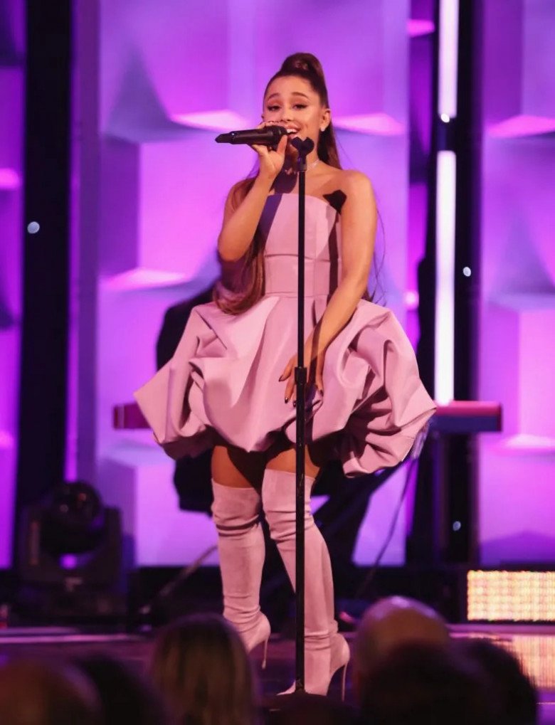 Ca sĩ Ariana Grande mặc một chiếc đầm bong bóng ngắn màu hồng vô cùng nữ tính.