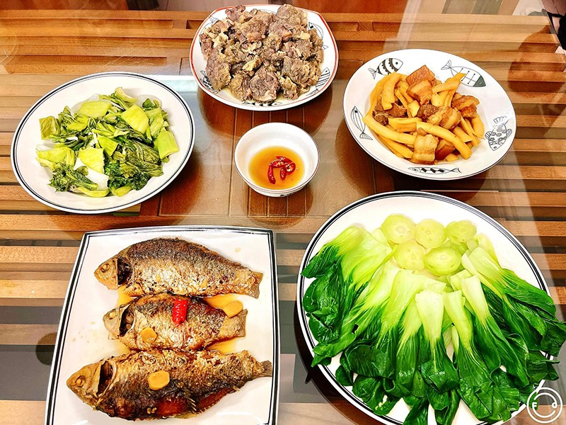 Bò kho gừng, thịt kho dừa, cá diếc kho gừng, rau cải chíp luộc, dưa cải muối chua.
