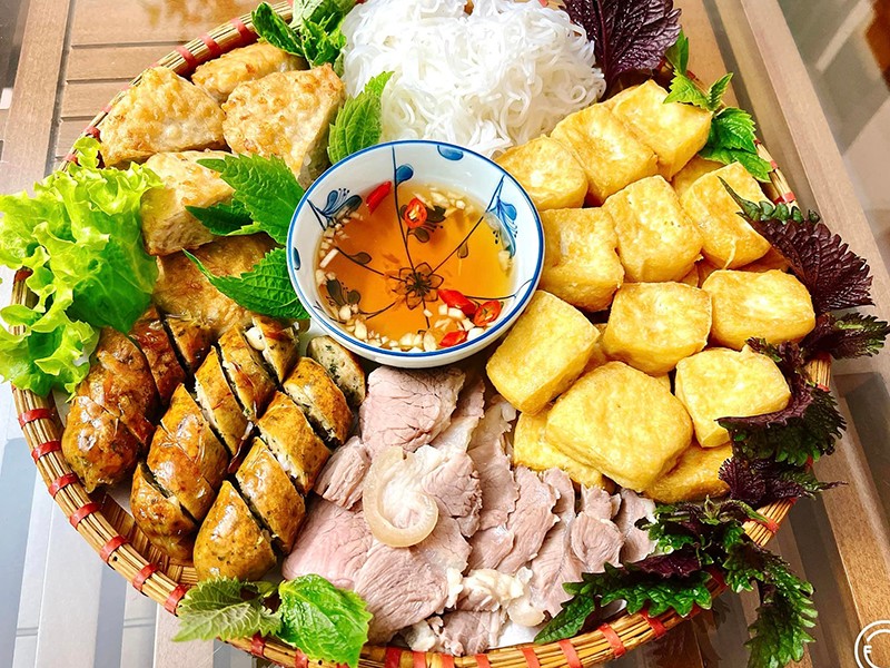 Bún đậu, chả cốm, dồi sụn nướng, thịt luộc.
