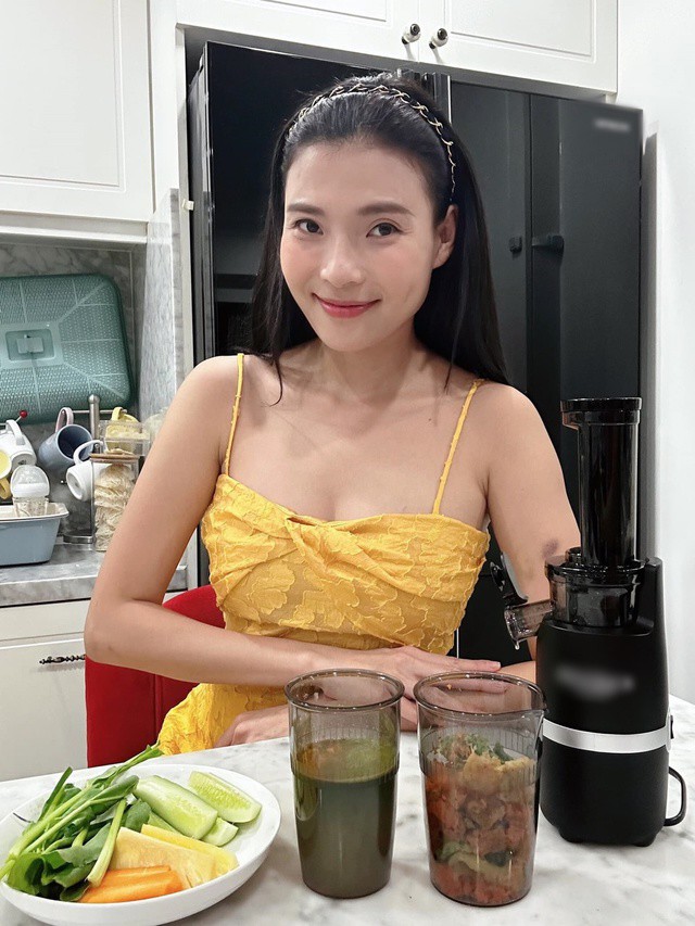 Nữ diễn viên không kiêng khem quá mức trong ăn uống và rất coi trọng việc uống nước hàng ngày.