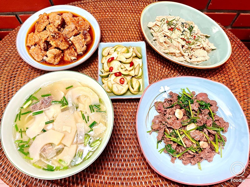 Bò xào cần tây, sườn xào chua ngọt, tai trộn thính, canh măng, cà muối.
