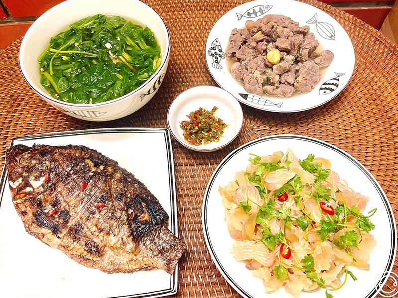 Cá nướng, bò kho, nộm bưởi, canh rau.
