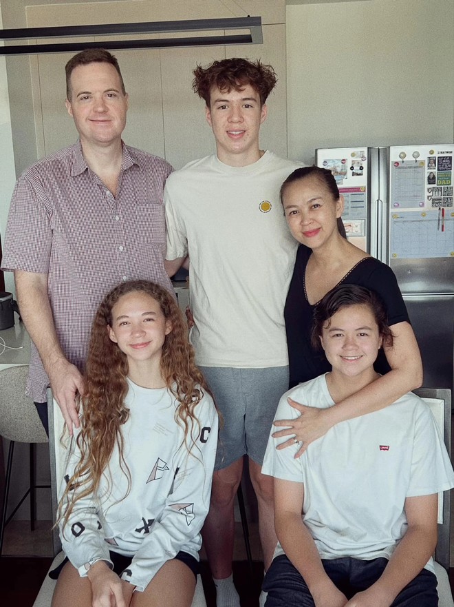 Ngọc Nga hạnh phúc bên chồng và 3 đứa con.