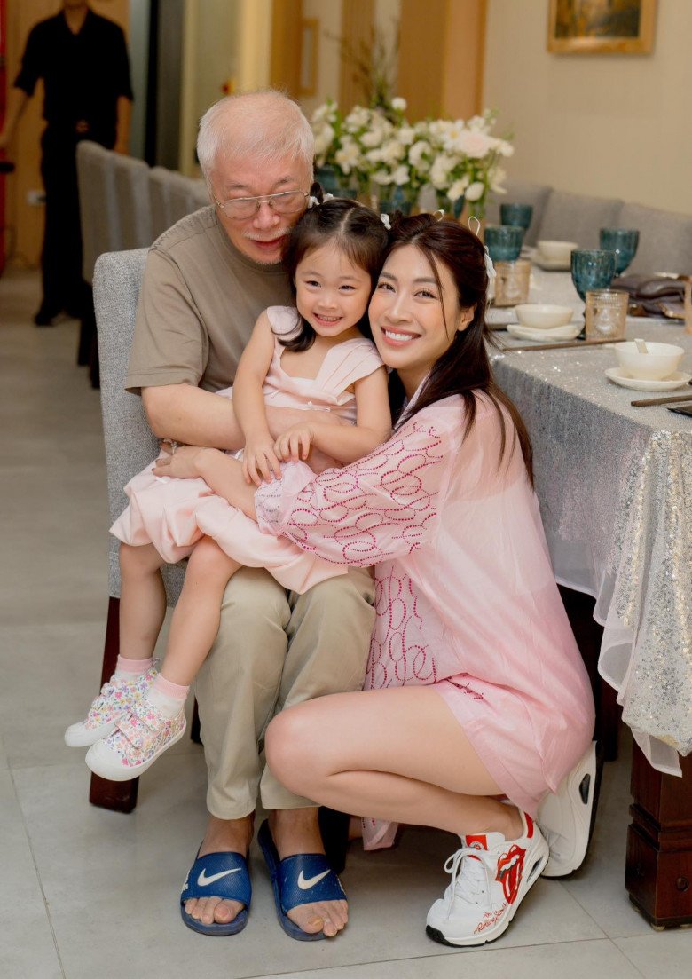 Sao Việt 24h: Con gái thứ 3 vừa tròn 6 tháng tuổi, Phan Hiển bày tỏ mong muốn có thêm em bé amp;#34;rồngamp;#34; - 5