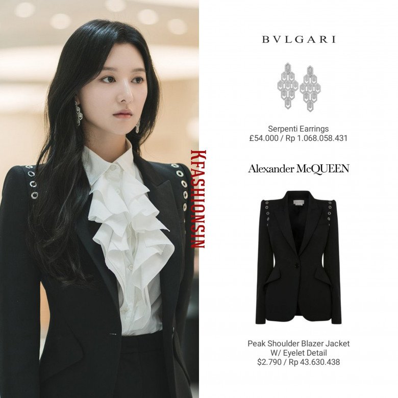 Diện mẫu áo jacket thuộc thương hiệu Alexander McQueen, Kim Ji-won không quên phối thêm khuyên tai đính kim cương hơn 1,7 tỷ VNĐ. 