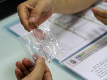 Con gái càng lớn càng xinh, không giống bố, chồng giấu vợ đi làm xét nghiệm ADN