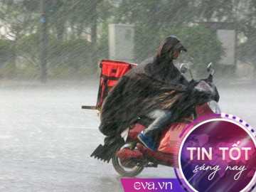 Giao đồ ăn giữa trời mưa to, anh shipper khuyết tật bất ngờ trước hành động của khách