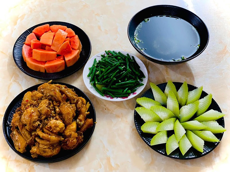 Mâm cơm này gồm các món dễ nấu: Gà kho sả ớt - Bí xanh, đậu đũa luộc. (Ảnh: Mỹ Trang).
