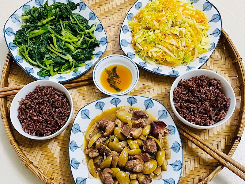 Thịt kho trám trắng, rau luộc, bắp cải xào. (Ảnh: Nguyễn Hường).
