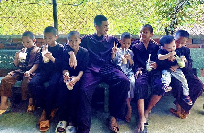 Cho đến khi gặp các em cô nhi ở một mái ấm, anh bắt đầu học cách buông bỏ cuộc sống bình thường để nương nhờ cửa Phật.