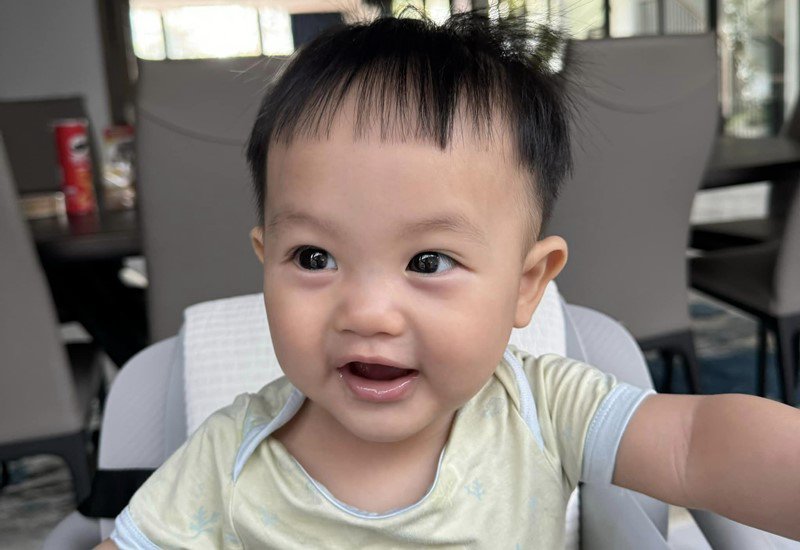 Đàm Thu Trang cũng cực kì cưng chiều cậu con trai này. Bà mẹ thường tự tay cắt tóc cho con, cho con ăn dặm hay đưa bé đi chích ngừa.
