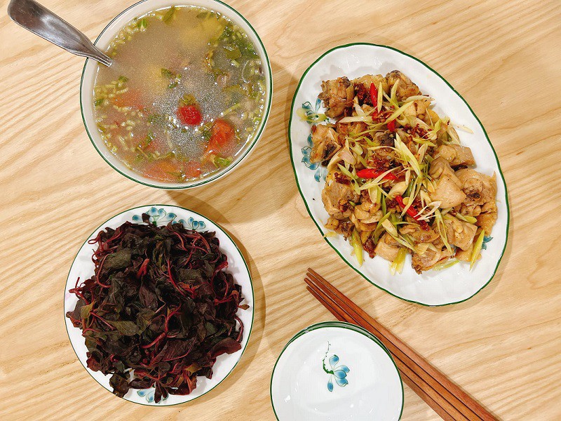 Gà rang sả ớt, canh ngao chua, rau dền luộc. (Ảnh: Hằng Nguyễn).
