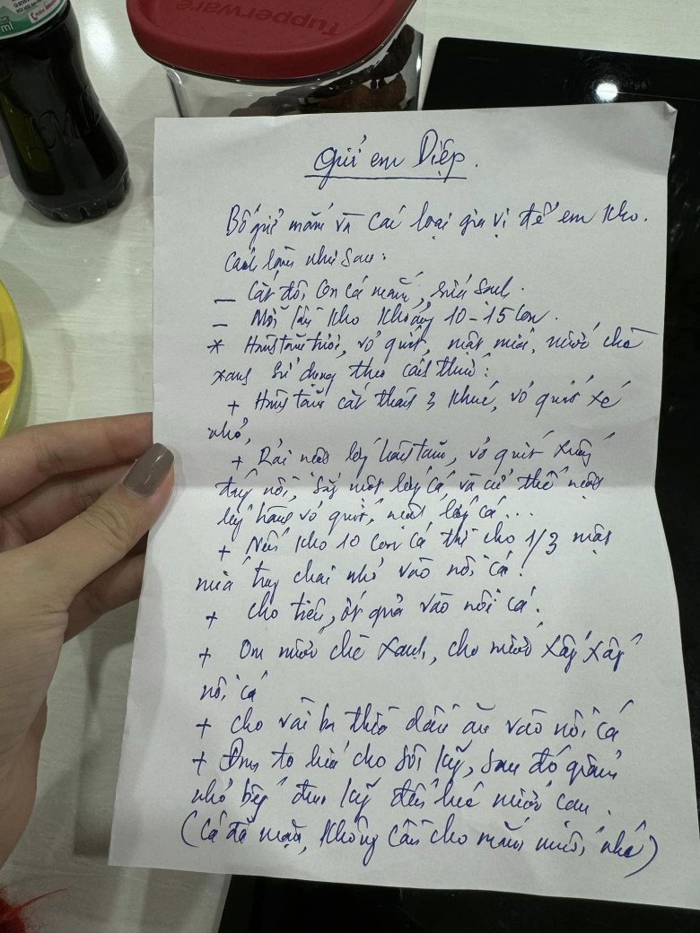 Công thức bố nắn nót viết tay gửi cùng thùng cá cho em Diệp của bố, Diệp Chi chia sẻ. Nhìn những dòng chữ của bố cô cùng công thức làm món ăn thân thương mà ai nấy rưng rưng.