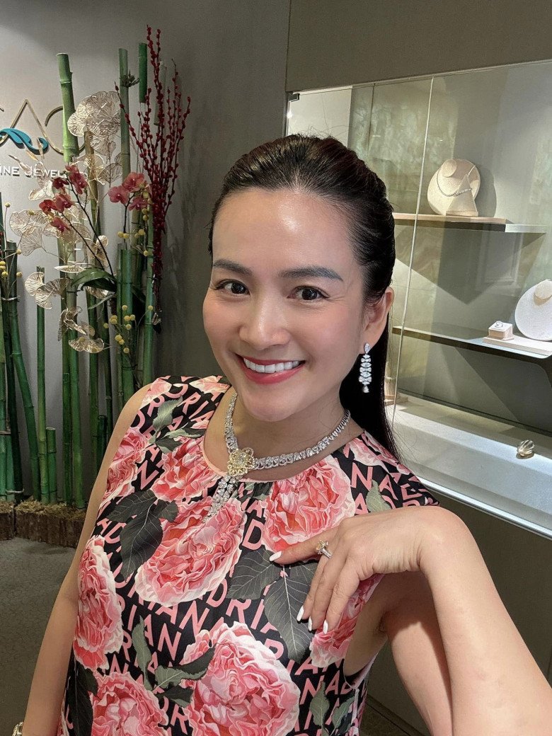Năm xưa, Anh Thơ từng chịu nhiều điều tiếng khi về chung một nhà với nam tài tử Bình Minh. Cô hơn tuổi chồng và thường bị nhận xét là già. 