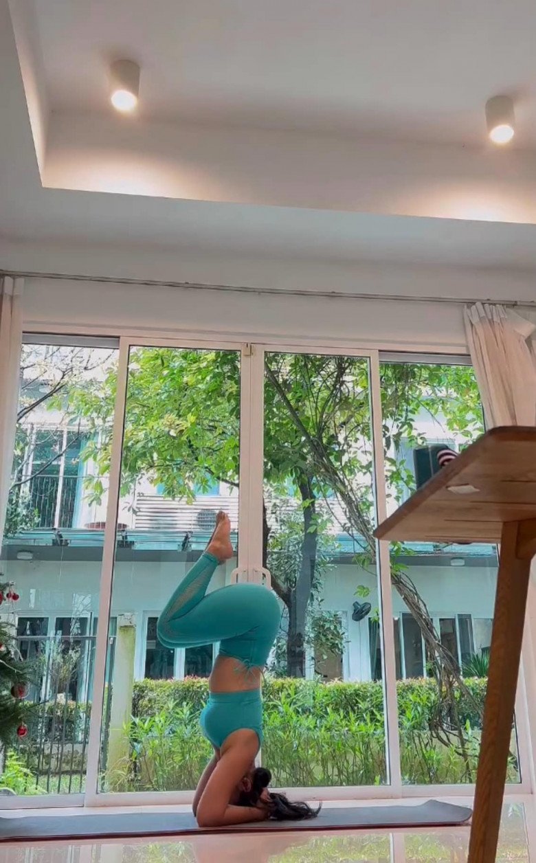 Nữ doanh nhân giàu có bắt đầu tập từ động tác cơ bản trước rồi sau đó mới nâng trình lên với động tác chân thẳng tắp.