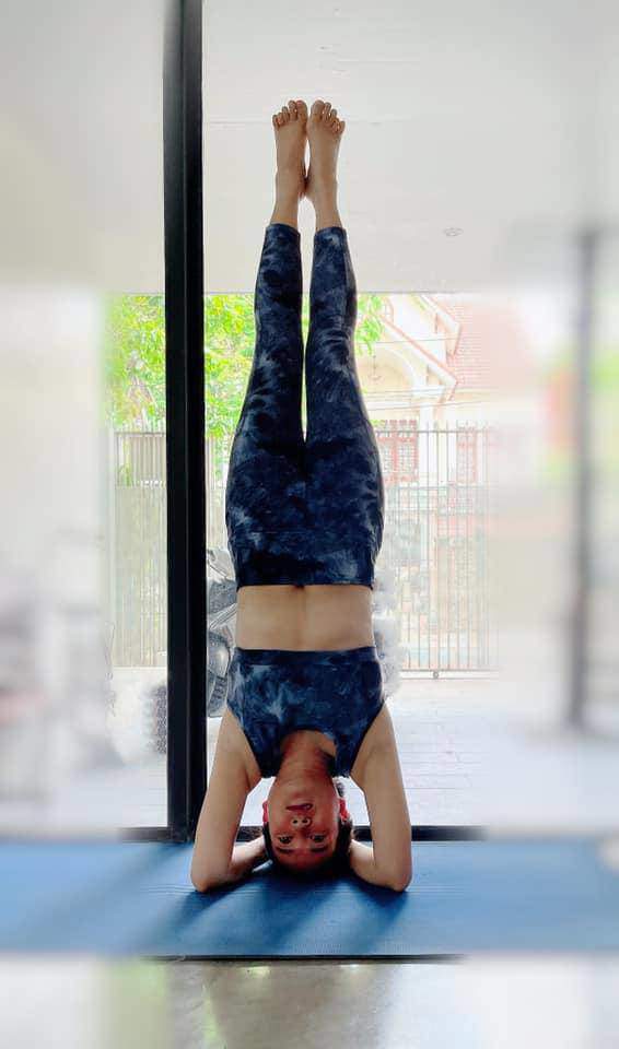 Giống với doanh nhân Đào Lan Hương, Anh Thơ cũng là fan trung thành của yoga và đặc biệt là tư thế trồng cây chuối.