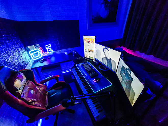 Dàn máy tính được trang bị rất tốn kém để phục vụ công việc của Ole.