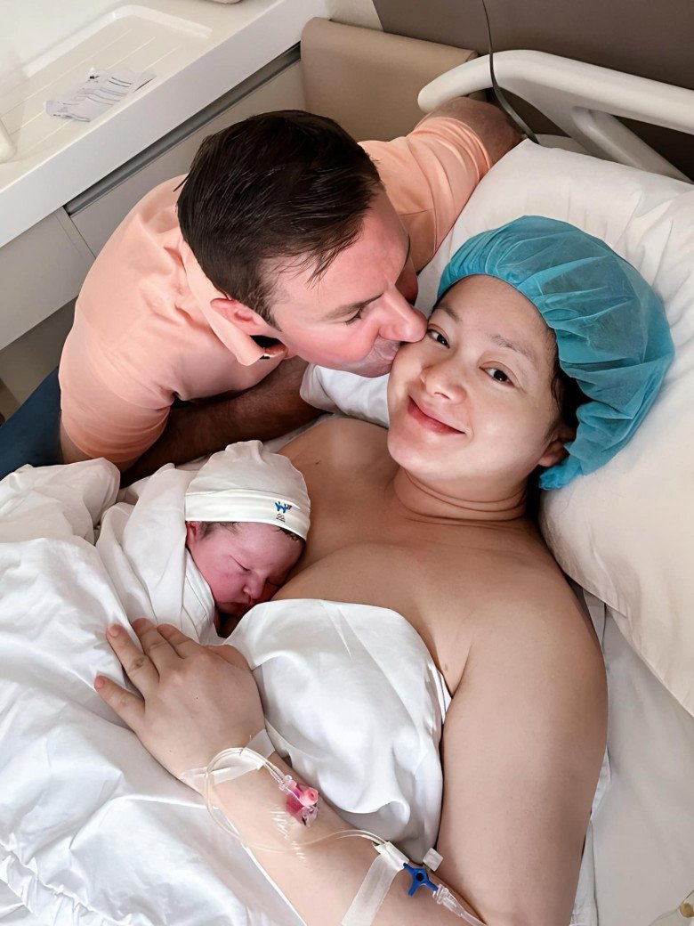 Sau nhiều hy sinh, hiện tại Lan Phương được chồng yêu thương hết mực và chăm sóc 24/24.