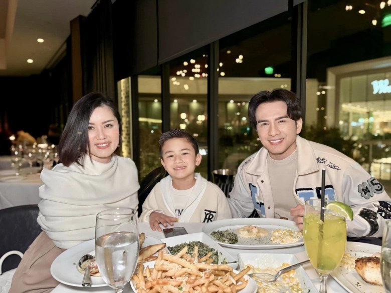 Thủy Tiên và Đan Trường thoải mái hội ngộ bên con trai.