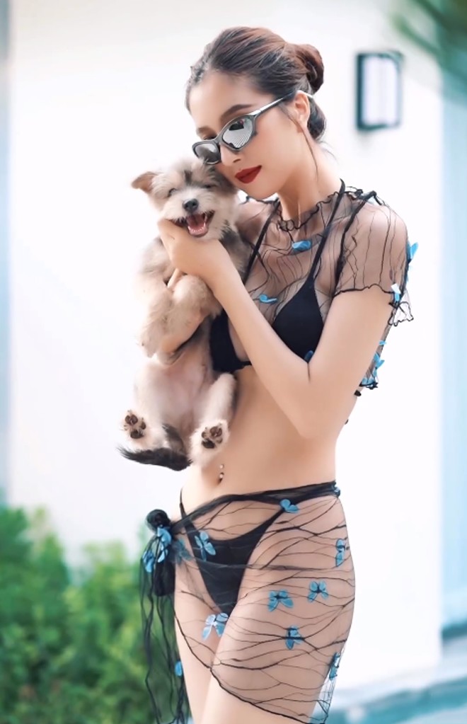 Tuệ Như khiến nhiều người phải trầm trồ khen ngợi khi khoe nhan sắc và hình thể trong bộ bikini nhỏ xíu.