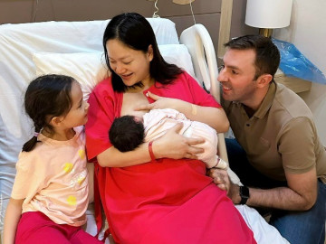 Sao Việt 24h: Để mặt mộc cho con ti sữa hậu sinh nở, Lan Phương trào nước mắt vì 1 câu nói của chồng ngoại quốc