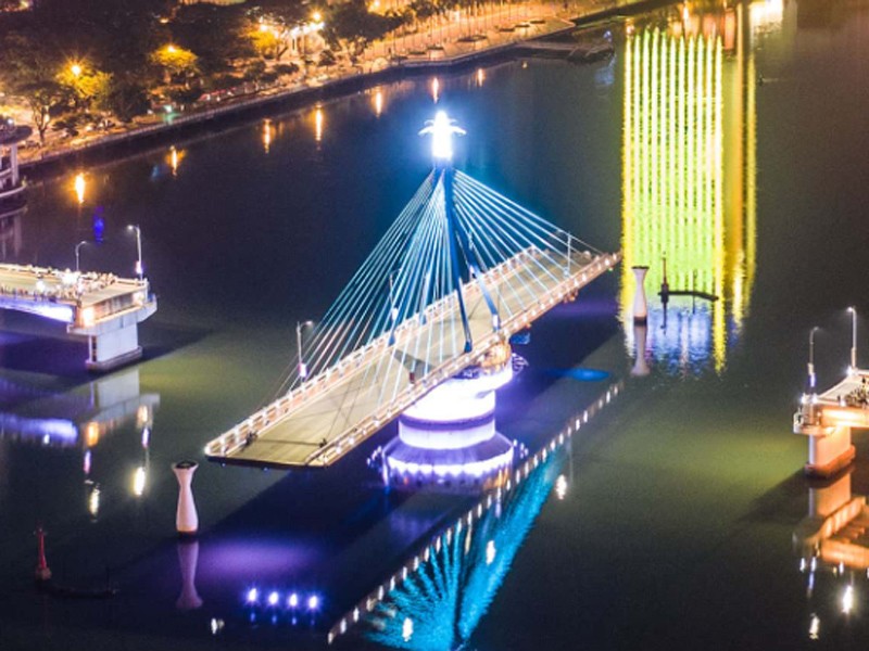 Cầu quay sông Hàn là cầu quay duy nhất ở Việt Nam thiết kế, thi công trong các năm 1998-2000.
