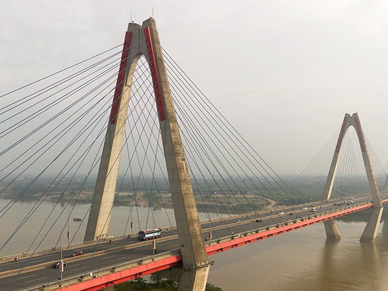 Cầu Nhật Tân là một trong những dự án trọng điểm quốc gia có mức tổng số vốn đầu tư lên đến 13.626 tỷ đồng. Sau khi khởi công xây dựng vào tháng 3 năm 2009 phải hết gần 6 năm cây cầu mới hoàn thành và đến tháng 1 năm 2015 thì cây cầu này được đưa vào khai thác sử dụng.
