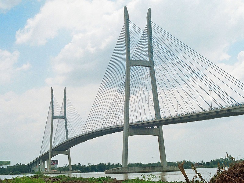 Đây là cầu dây văng đầu tiên của Việt Nam bắc qua sông Tiền, Mỹ Thuận nối liền hai tỉnh Tiền Giang và Vĩnh Long, nằm trên trục giao thông chính của đồng bằng sông Cửu Long.
