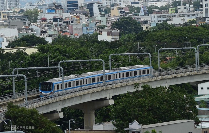 Tàu Metro số 1 chạy thử toàn tuyến, đoạn qua trung tâm TP HCM, tháng 8/2023. Ảnh: Thanh Tùng