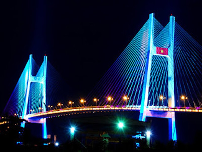 Tại thời điểm khánh thành vào lễ Quốc khánh năm 2009, Phú Mỹ là cầu dây văng có quy mô lớn nhất nước với chiều dài hơn 2 km, tĩnh không thông thuyền cao 45 m và được xem là cây cầu biểu tượng của TP HCM. 
