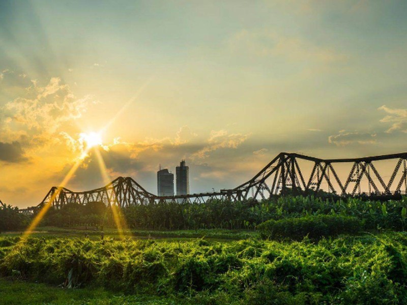 Tài liệu tại Cục văn thư lưu trữ nhà nước khẳng định, đầu thế kỷ 20, Long Biên là cây cầu thép có kiến trúc đẹp và dài nhất khu vực Đông Dương. Chi phí thực tế để xây dựng cầu là 6,2 triệu franc.
