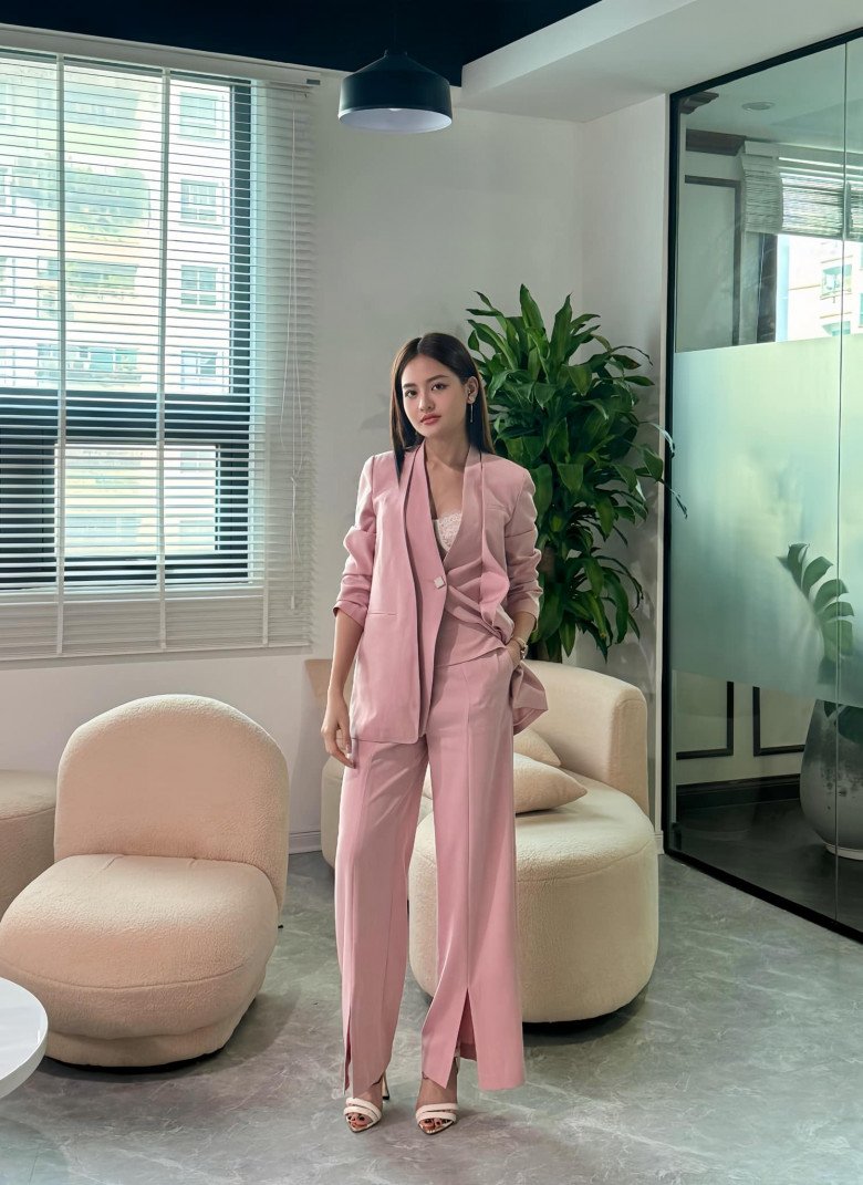 Những set blazer đồng mầu cũng tạo nên điểm nhấn ấn tượng cho nhân vật mà Thùy Anh đảm nhiệm.