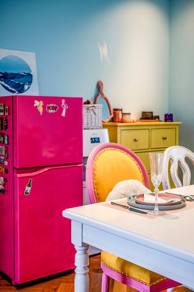 Bếp và bàn ăn, chiếc tủ lạnh màu hồng sậm là điểm nhấn