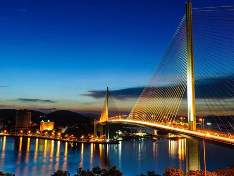 Với tổng kinh phí xây dựng hơn 2.100 tỷ đồng, cầu Bãi Cháy nằm trên quốc lộ 18 dài hơn 900 m, rộng hơn 25 m nối Hòn Gai với Bãi Cháy qua eo Cửa Lục, ngăn cách vịnh Cửa Lục với vịnh Hạ Long (tỉnh Quảng Ninh). 
