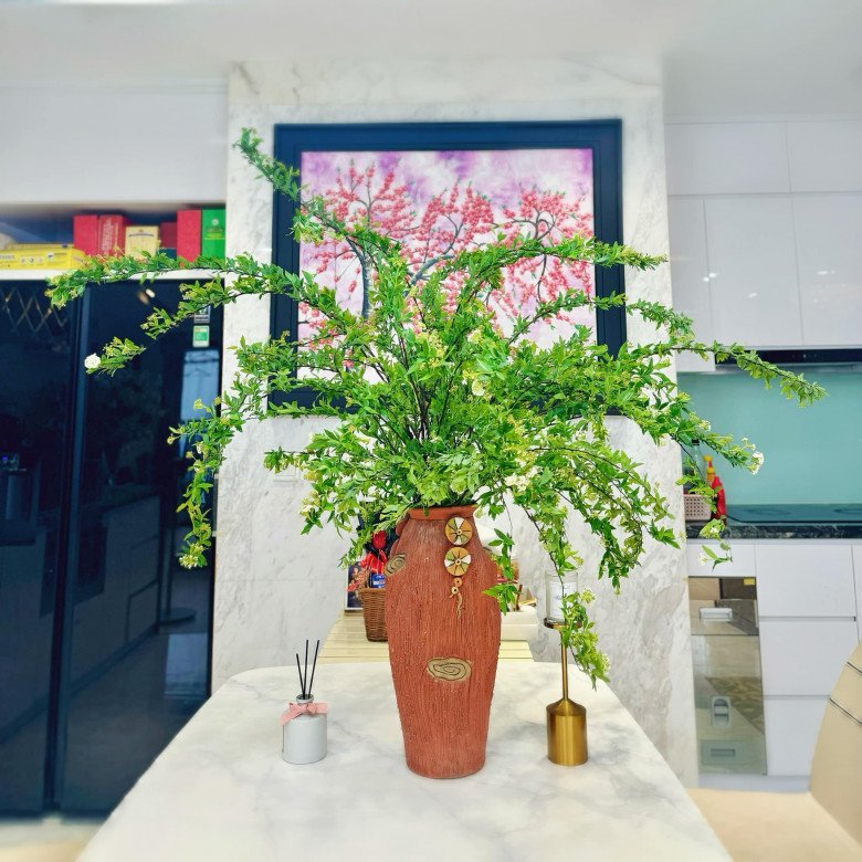 Trong nhà, Á hậu 2 Hoa hậu Hải Dương 2006 còn bày biện hoa tươi, cây xanh để không gian thêm tươi mới, đầy sức sống.