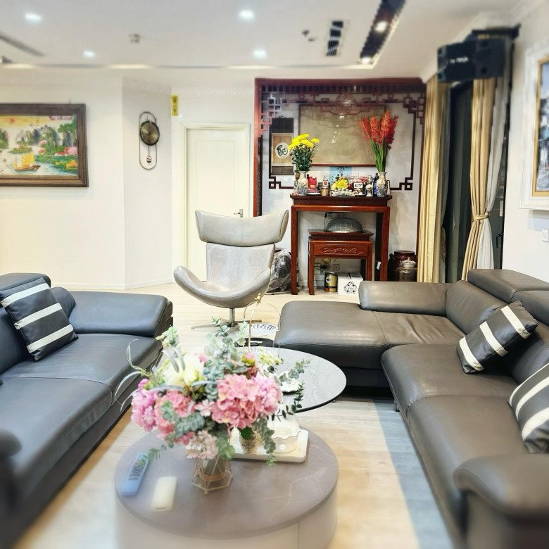 Căn nhà của Thanh Hương có gam màu trắng chủ đạo, trong khi nội thất chủ yếu mang gam màu trung tính. Phòng khách nhà nữ diễn viên được bài trí bộ sofa và bàn tròn sang trọng. 