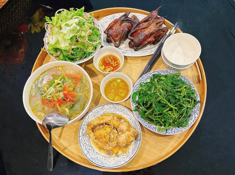 Bữa cơm đầy đủ chất dinh dưỡng do Phương Oanh tự tay chuẩn bị.