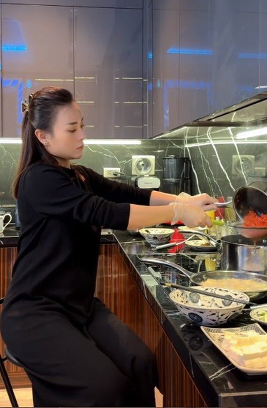 Mẹ bầu Phương Oanh mang ghế vào bếp để nấu ăn cho thuận tiện.