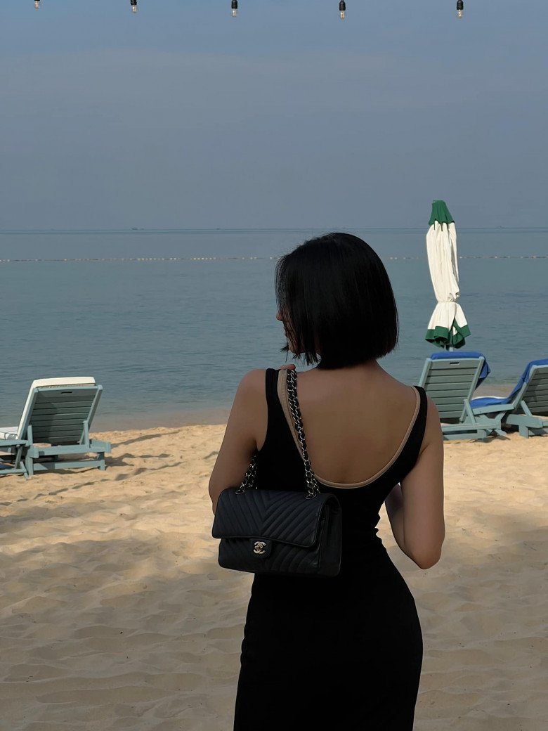 Vóc dáng của Phương Khánh rất đẹp. Khi diện đầm bodycon, nhìn người đẹp ở góc độ nào cũng thấy đường cong tính nữ.